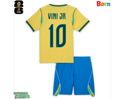 Brasilien Vinicius Junior #10 Replika Babytøj Hjemmebanesæt Børn VM 2026 Kortærmet (+ Korte bukser)